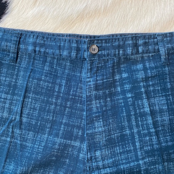 Basic Editions men's cargo shorts with a blue plaid pattern. - Picture 5 of 10